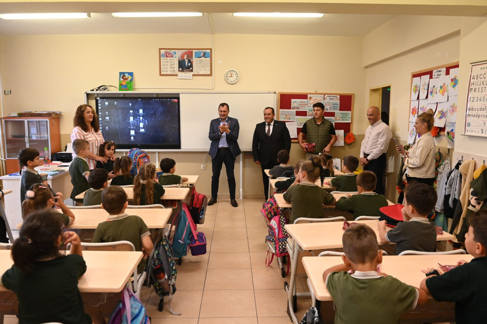 Başkan Yüksel ilk ders gününde öğrencilerle birlikte oldu