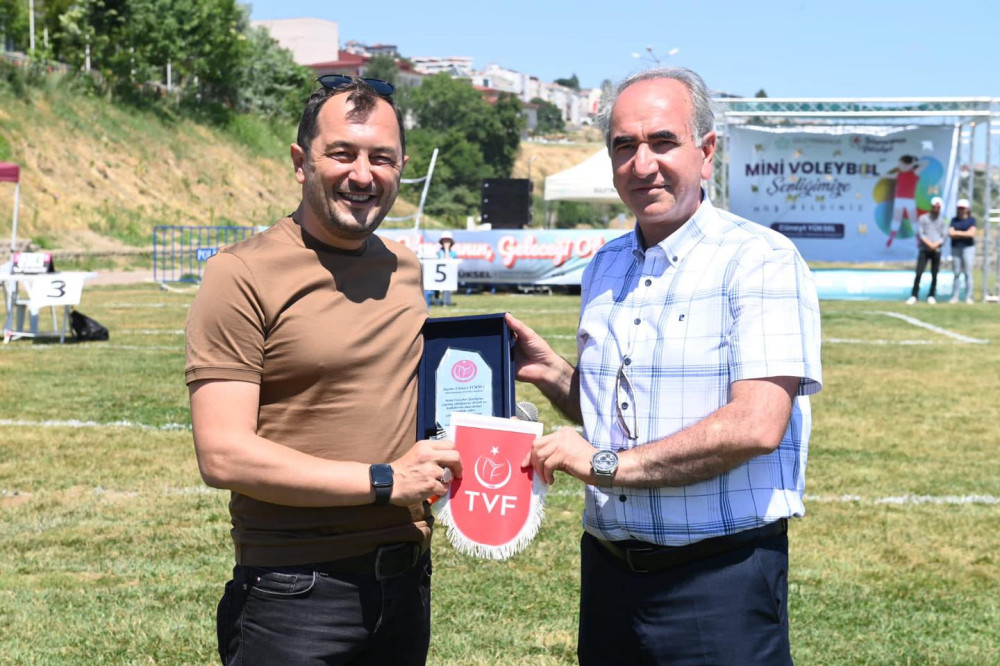 Mini Voleybol Şenliği ile 450 voleybolcu genç eğlence dolu anlar yaşadı