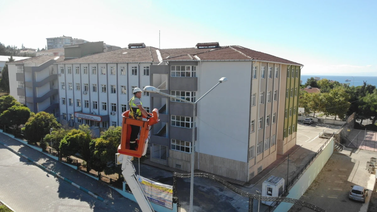 TREDAŞ’TAN OKUL ÇEVRELERİNE GÜVENLİ AYDINLATMA